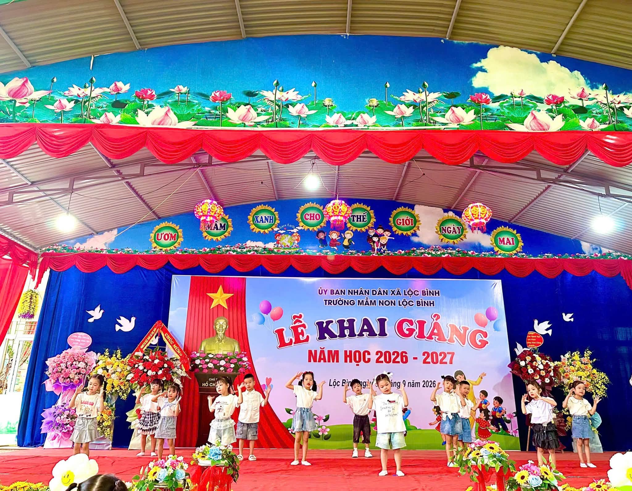 Có thể là hình ảnh về văn bản cho biết 'ƯƠM KANH CHO GIỚI NGAY MAI ÜYBANNHANDANXÄLỘCBİNH ỦY BAN NHÀN DAN XA LỘC BÌNH TRƯỜNG MÂM NON LỘC BÌNH LỄ KHAI GIẢNG NĂM Hoc 2026 2027 Lộc năm 2026'.jpeg