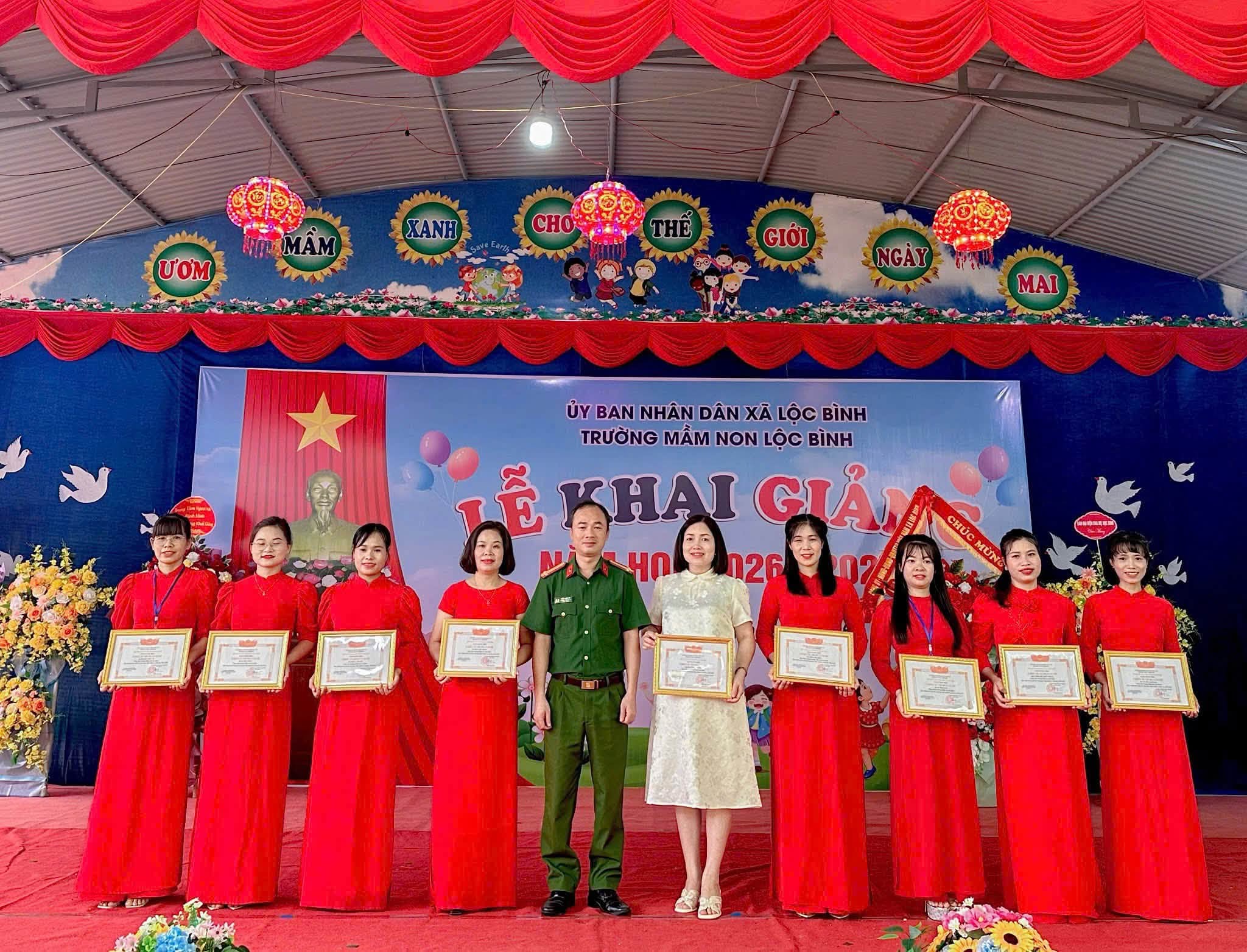 Có thể là hình ảnh về văn bản cho biết 'υOm XANH CHO GIỚI NGÀY MAI ỦY BAN NHÂN DÂN XÃ LỘC BÌNH TRƯỜNG MẦM MAMNO NON LỘC BÌNH จ KIAI GIẢ GIẢA 2ת'.jpeg